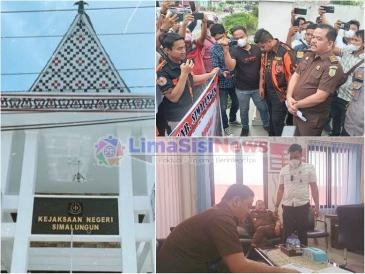 Kasi Intel Kejari Simalungun Asor Olodav Siagian saat menerima pengaduan masyarakat (Foto : Istimewa)