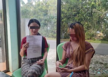 Pitriani (kiri) beserta temannya yang juga saksi peristiwa