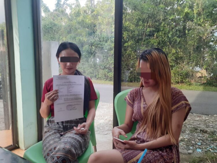 Pitriani (kiri) beserta temannya yang juga saksi peristiwa
