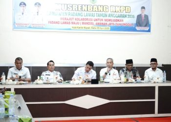 (kiri) Asisten I Panguhum, Bupati Padang Lawas Putra Mahkota Alam Hasibuan, Wabup H . Achmad Fauzan Nasution, Sekda Arpan Nasution, Staf Alhi H Ridho.