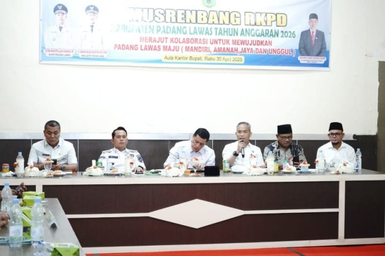 (kiri) Asisten I Panguhum, Bupati Padang Lawas Putra Mahkota Alam Hasibuan, Wabup H . Achmad Fauzan Nasution, Sekda Arpan Nasution, Staf Alhi H Ridho.