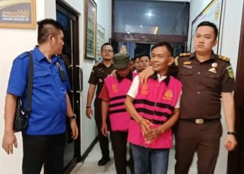 Oknum Kades dan bendahara Desa Punggulan saat di tahan dan digiring di Kejaksaan Negeri Asahan.(mass)