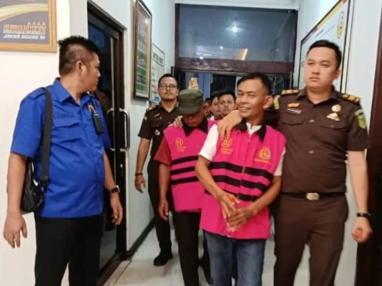 Oknum Kades dan bendahara Desa Punggulan saat di tahan dan digiring di Kejaksaan Negeri Asahan.(mass)