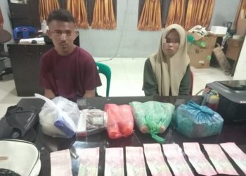 2 pelaku pengedar Uang Palsu berikut barang bukti diamankan polisi. (mass)