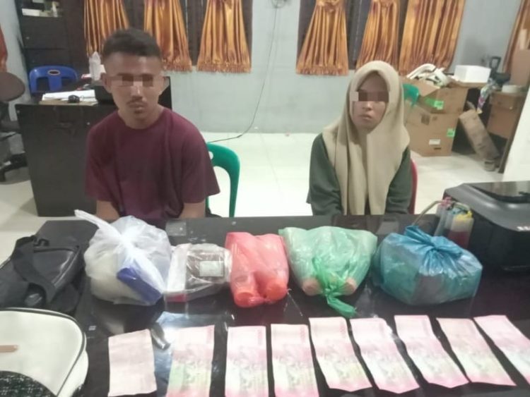 2 pelaku pengedar Uang Palsu berikut barang bukti diamankan polisi. (mass)