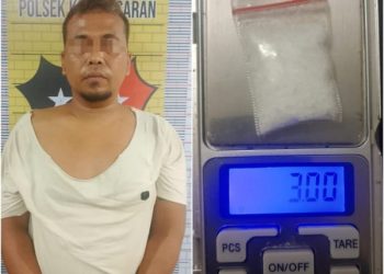 Pelaku berikut barang bukti diamankan di Polsek kisaran kota. (mass)