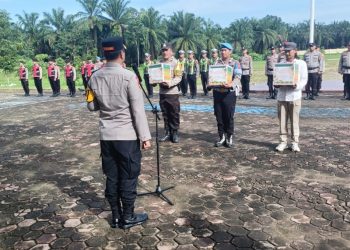 Kapolres Padang Lawas AKBP Dodik Yulianto, SIK memimpin apel pelaksanaan Operasi Kepolisian Terpusat Lilin Toba 2025 sekaligus menyerahkan secara simbolis 91 paket bingkisan Natal 2025 dan Tahun Baru 2026 kepada personel Polres Padang Lawas dan perwakilan insan pers. Senin (22/12/2025) | Foto: Kasi Humas.