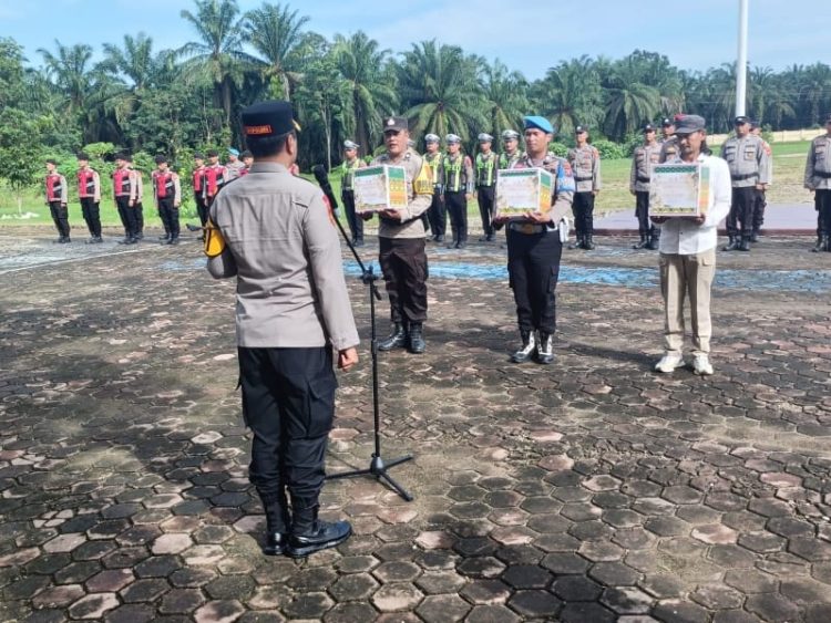 Kapolres Padang Lawas AKBP Dodik Yulianto, SIK memimpin apel pelaksanaan Operasi Kepolisian Terpusat Lilin Toba 2025 sekaligus menyerahkan secara simbolis 91 paket bingkisan Natal 2025 dan Tahun Baru 2026 kepada personel Polres Padang Lawas dan perwakilan insan pers. Senin (22/12/2025) | Foto: Kasi Humas.