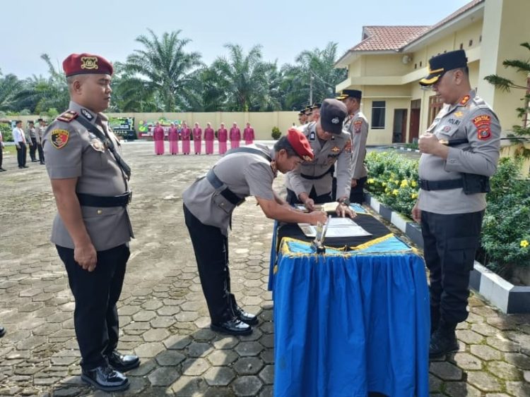 AKP Muhammad Taufik Siregar, SH saat menandatangani Sertijab Kasat Reskrim Polres Padang Lawas, Ia sebelumnya menjabat Kasat Reskrim Polres Tapanuli Tengah. Rabu (21/1/2026). dok: Istimewa