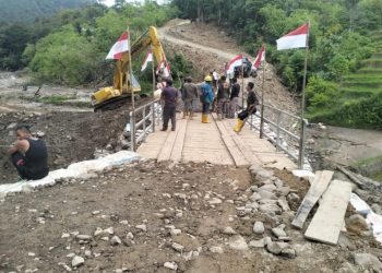 Usai perbaikan jalan dilakukan, jembatan sebagai akses jalan Desa Batu Nagodang Siatas sudah dapat dilalui kendaraan roda empat. (Foto: Humas Pemkab Humbahas/LN-Red).