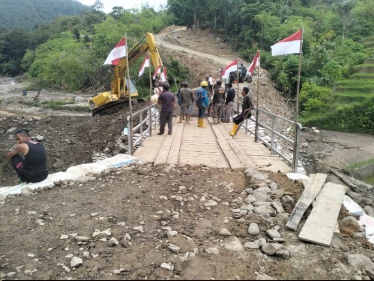 Usai perbaikan jalan dilakukan, jembatan sebagai akses jalan Desa Batu Nagodang Siatas sudah dapat dilalui kendaraan roda empat. (Foto: Humas Pemkab Humbahas/LN-Red).