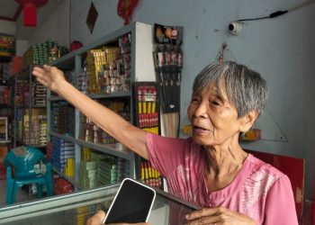 Ibu Ayem, pedagang kembang api legendaris