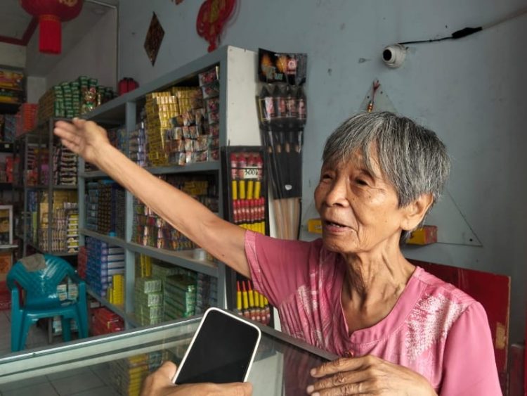 Ibu Ayem, pedagang kembang api legendaris