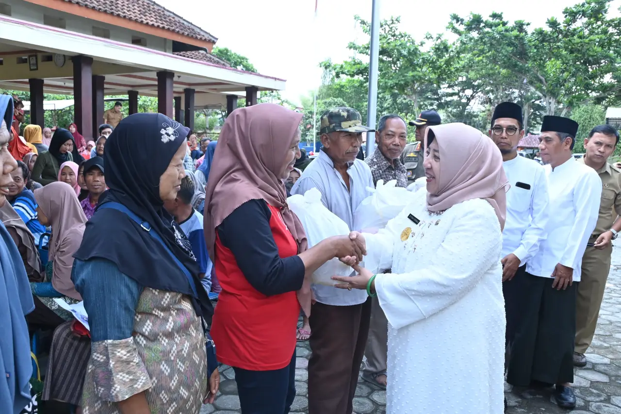 Pasar Murah di Pogalan: 4.526 Paket Sembako Dijual untuk Kendalikan Inflasi