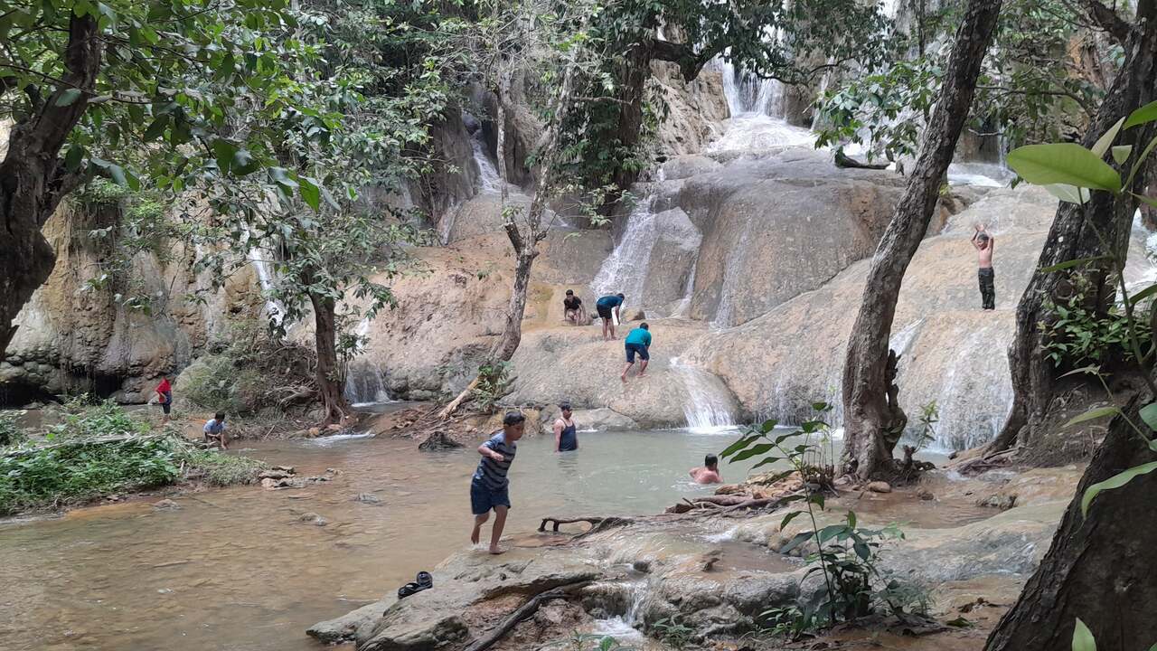 Anak-kecil-mandi-di-Sendang-Widodari