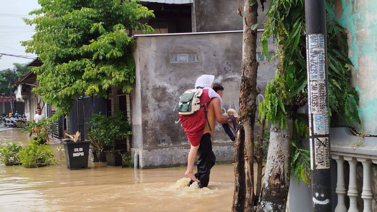 Dibantu Warga dan Relawan, Dua Siswa Korban Banjir di SDN 1 Kelutan Tetap Ujian