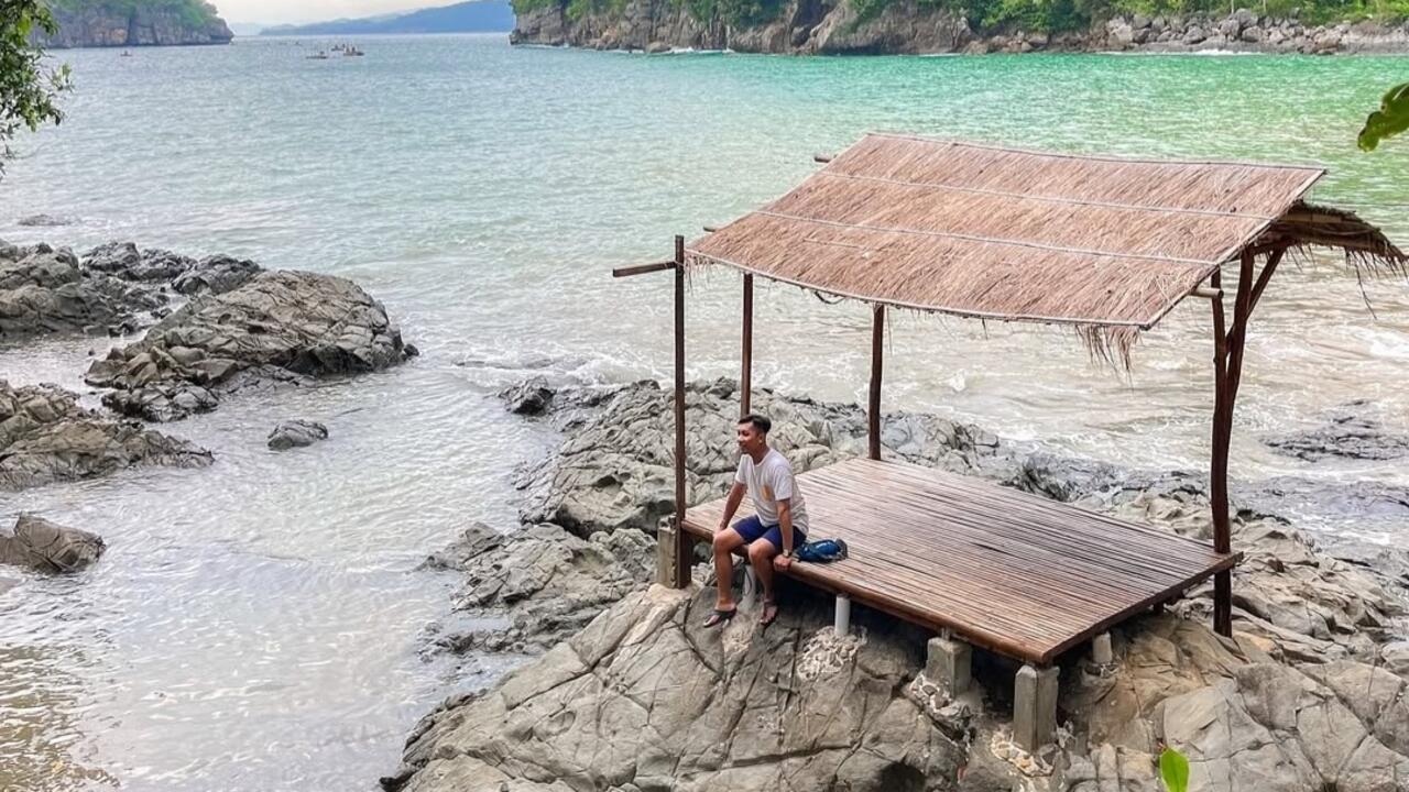 Gazebo-di-bibir-pantai-Lembah-Watu-Pawon