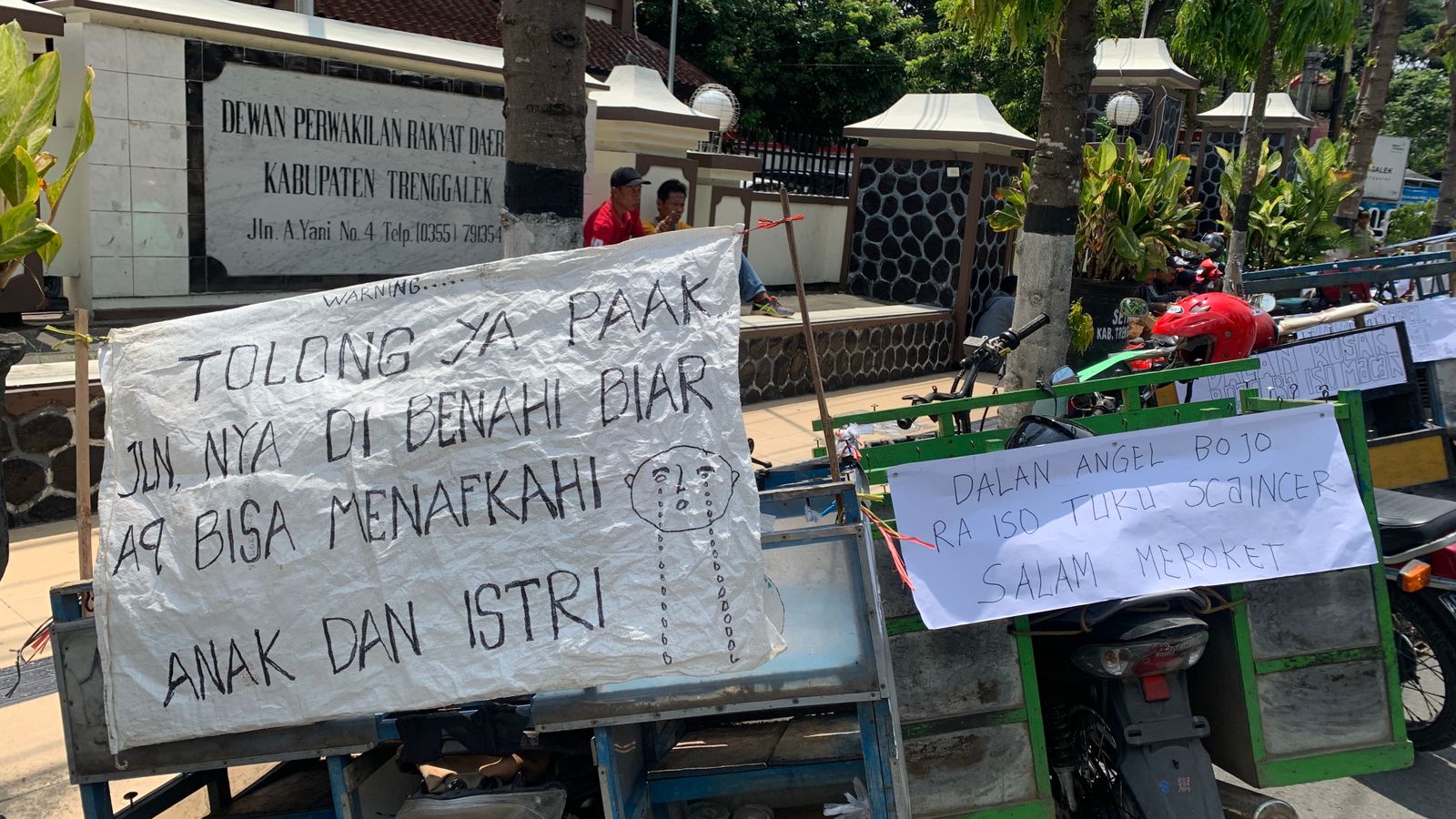 Penjual Sayur Trenggalek Mogok Jualan, Demo Minta Perbaikan Jalan