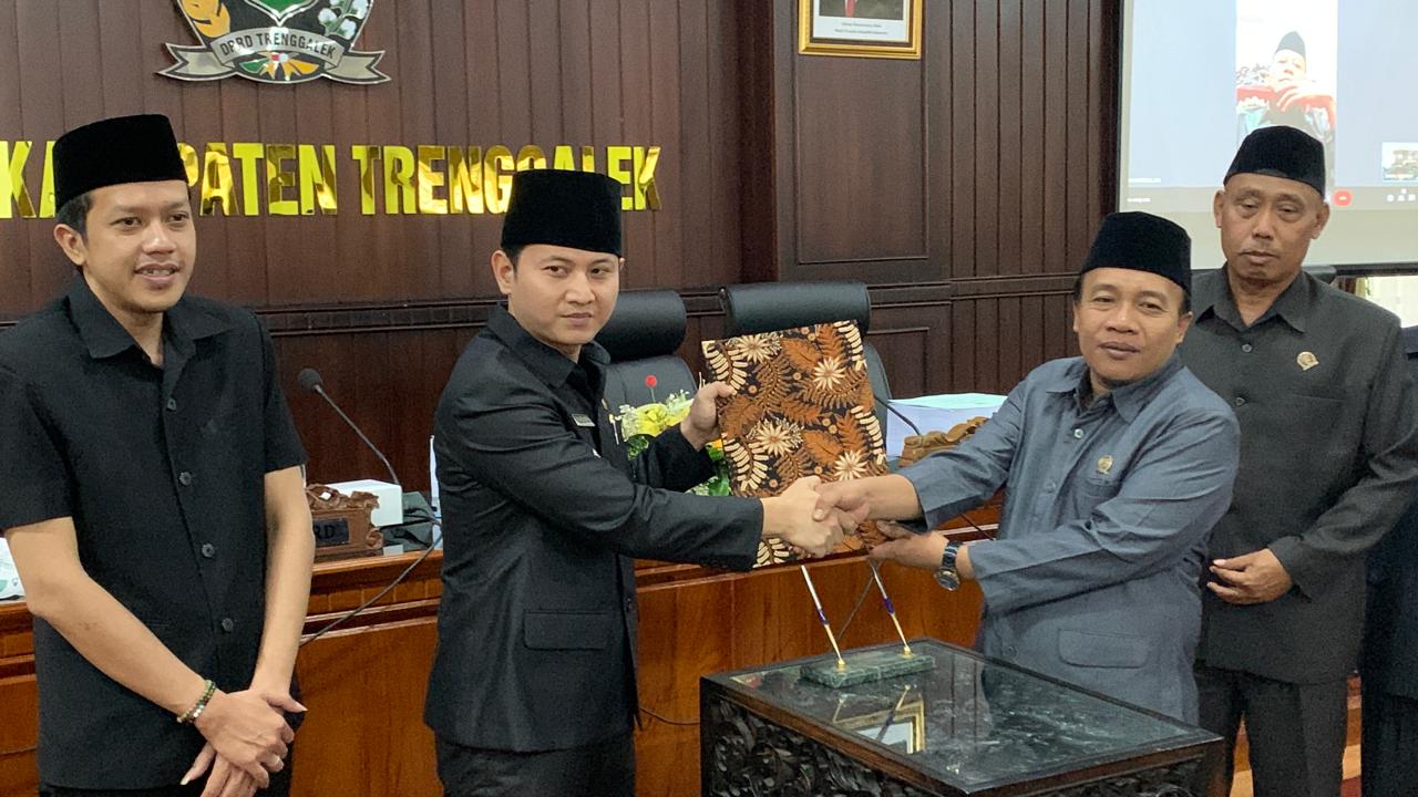 Ranperda APBD Trenggalek 2025 Disetujui DPRD, Defisit Rp32 Miliar