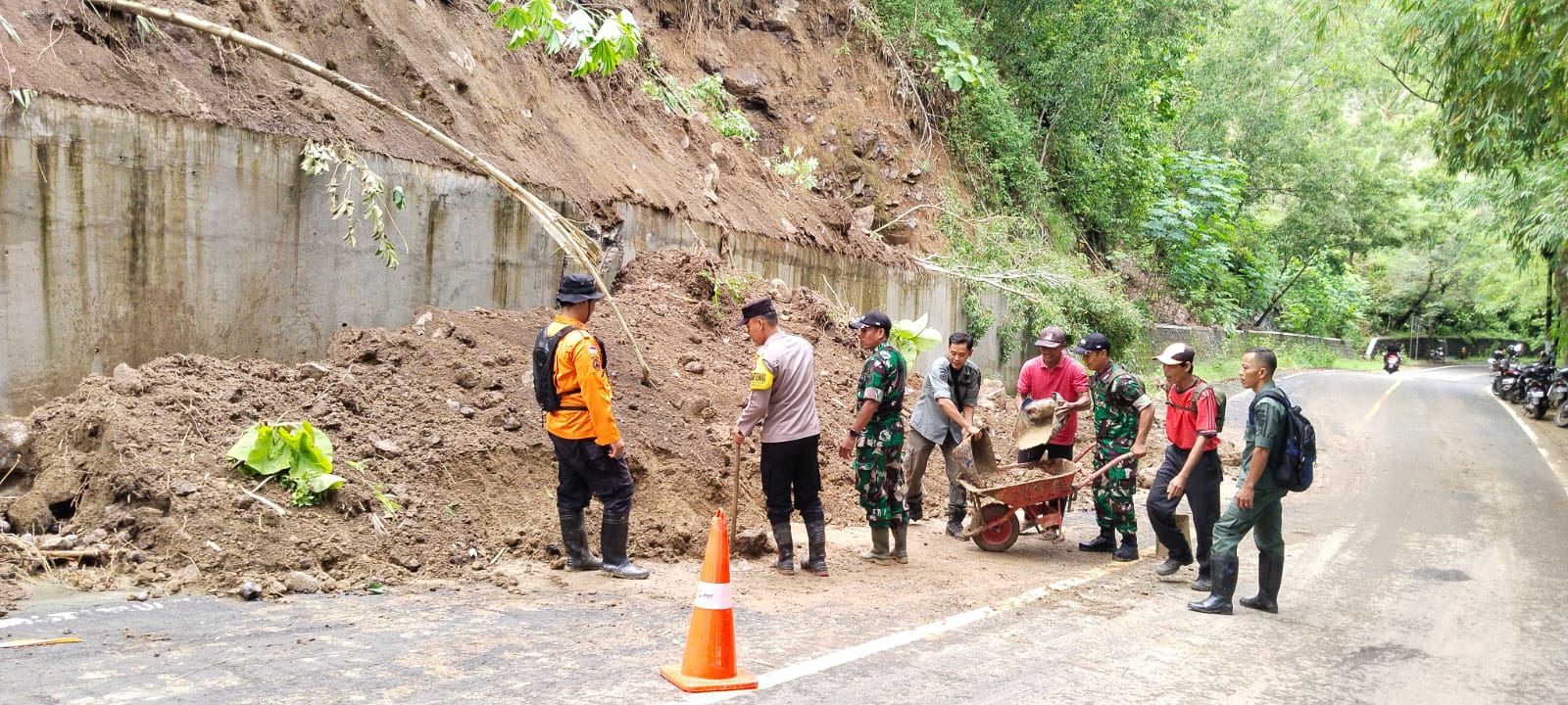 Waspada! Jalan Nasional Trenggalek-Pacitan Longsor, Penahan Tebing Retak