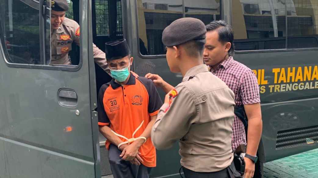 Kiai Cabul Kampak Tiba di Kejaksaan Trenggalek, Masuk Proses Tahap Dua