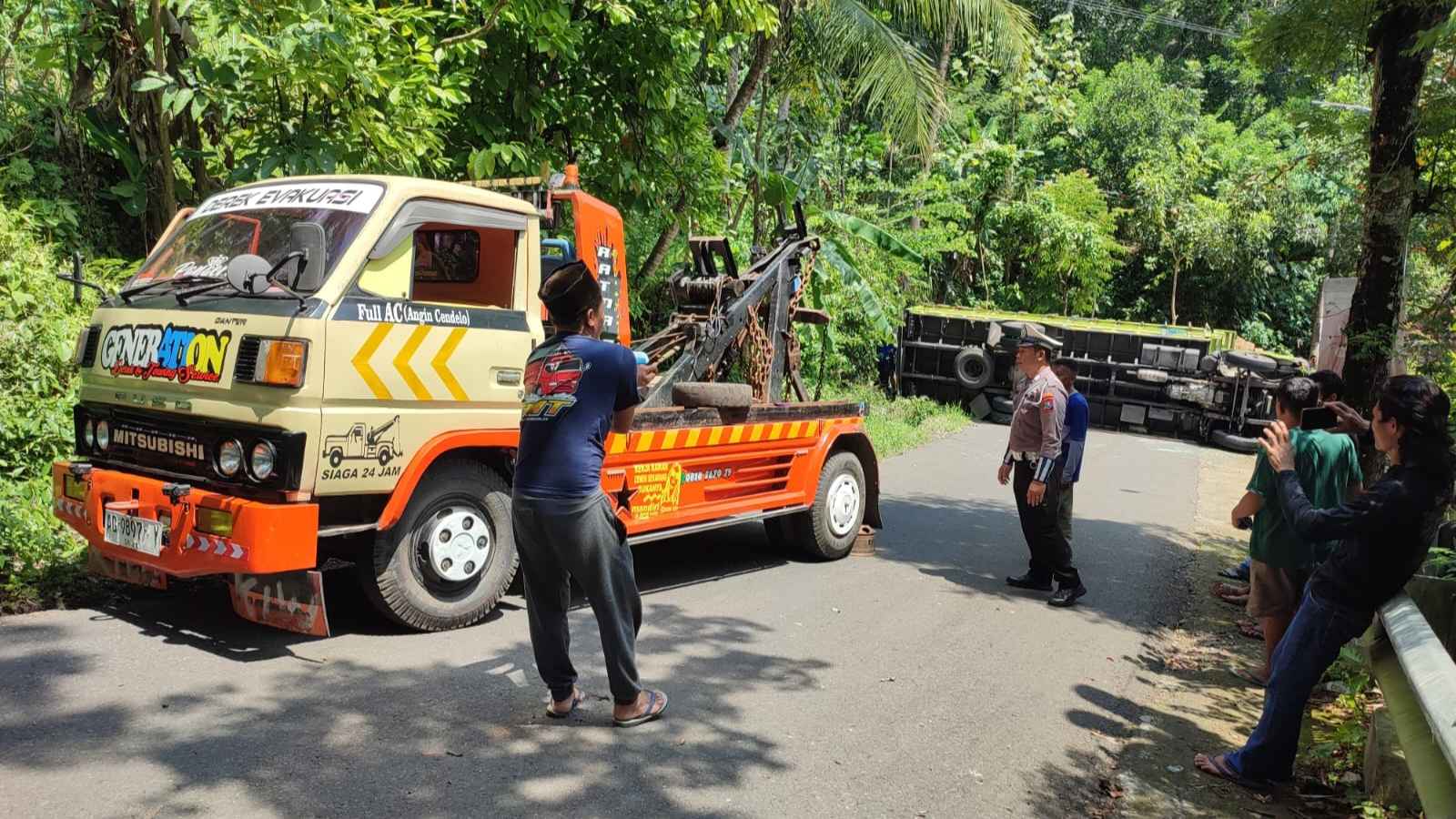 Tersesat Karena GPS, Truk Muat Bahan Mebel Terguling di Jalur Kampak-Dongko