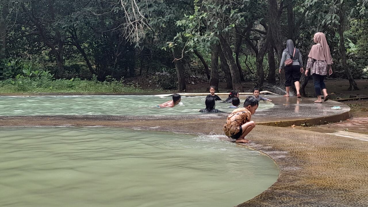 Kolam-renang-jadi-salah-satu-wahana-favorit