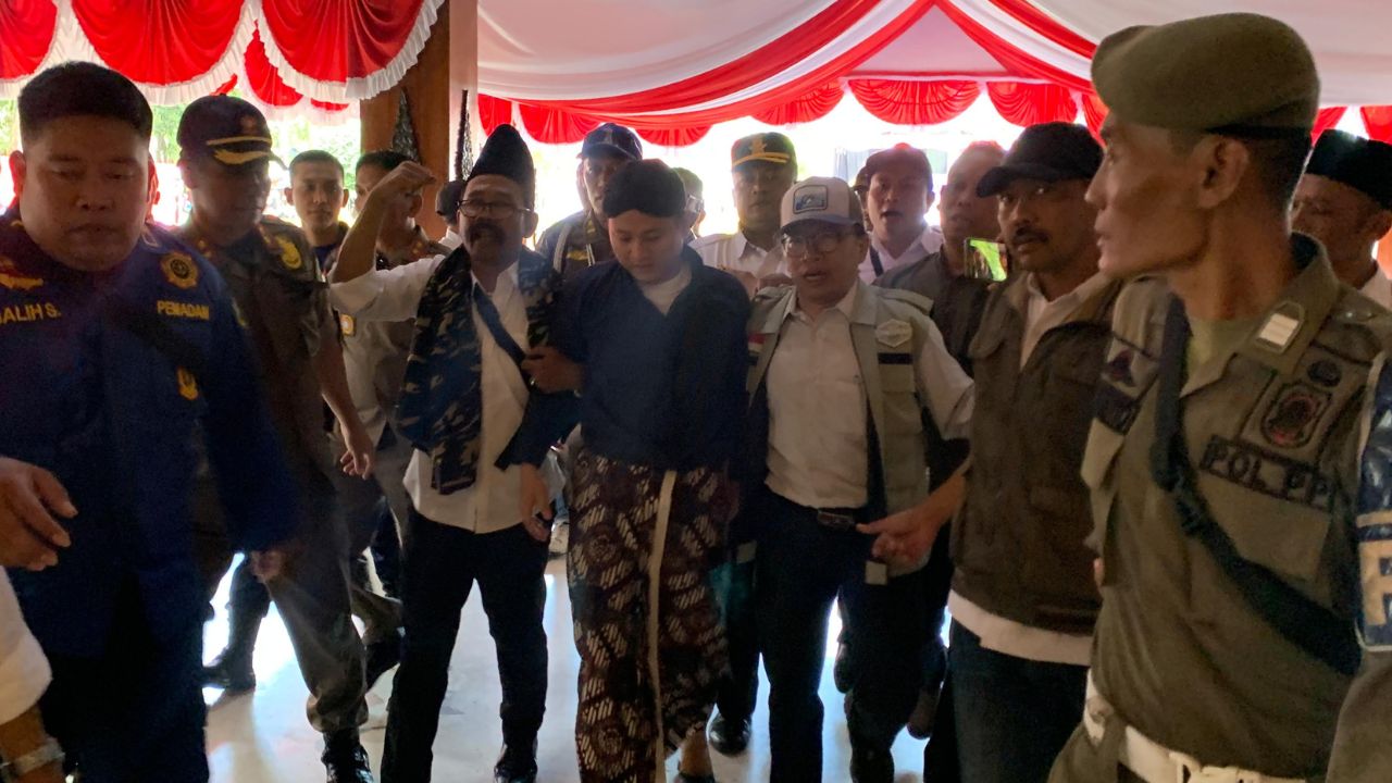 Mas Ipin disambut dengan lantunan Sholawat dan dihantarkan menuju pendopo.jpg