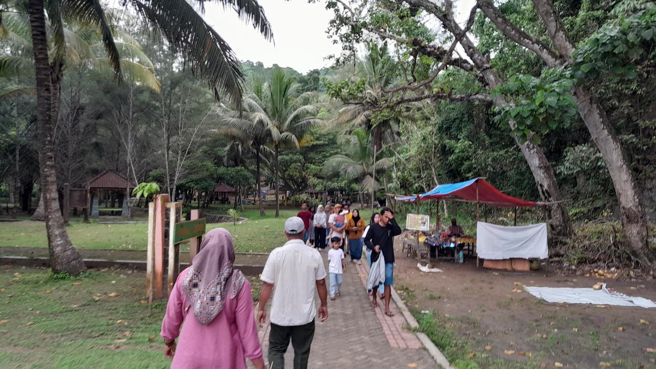 Pantai-Pelang-ramai-dikunjungi-libur-tahun-baru