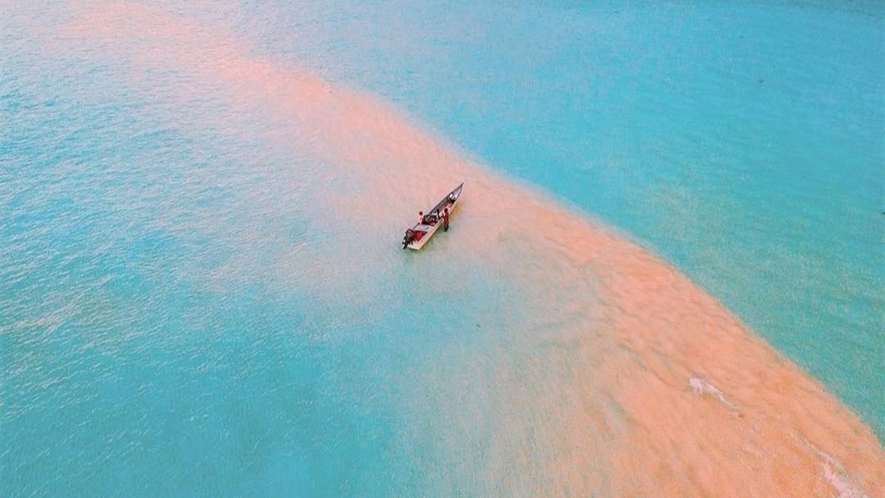 Pantai-pasir-timbul-raja-ampat-pojokakal.jpg