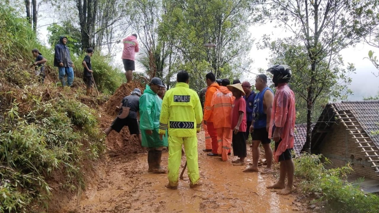 Hujan Deras Picu Bencana di Kecamatan Panggul: Pohon Tumbang, Banjir, dan Longsor