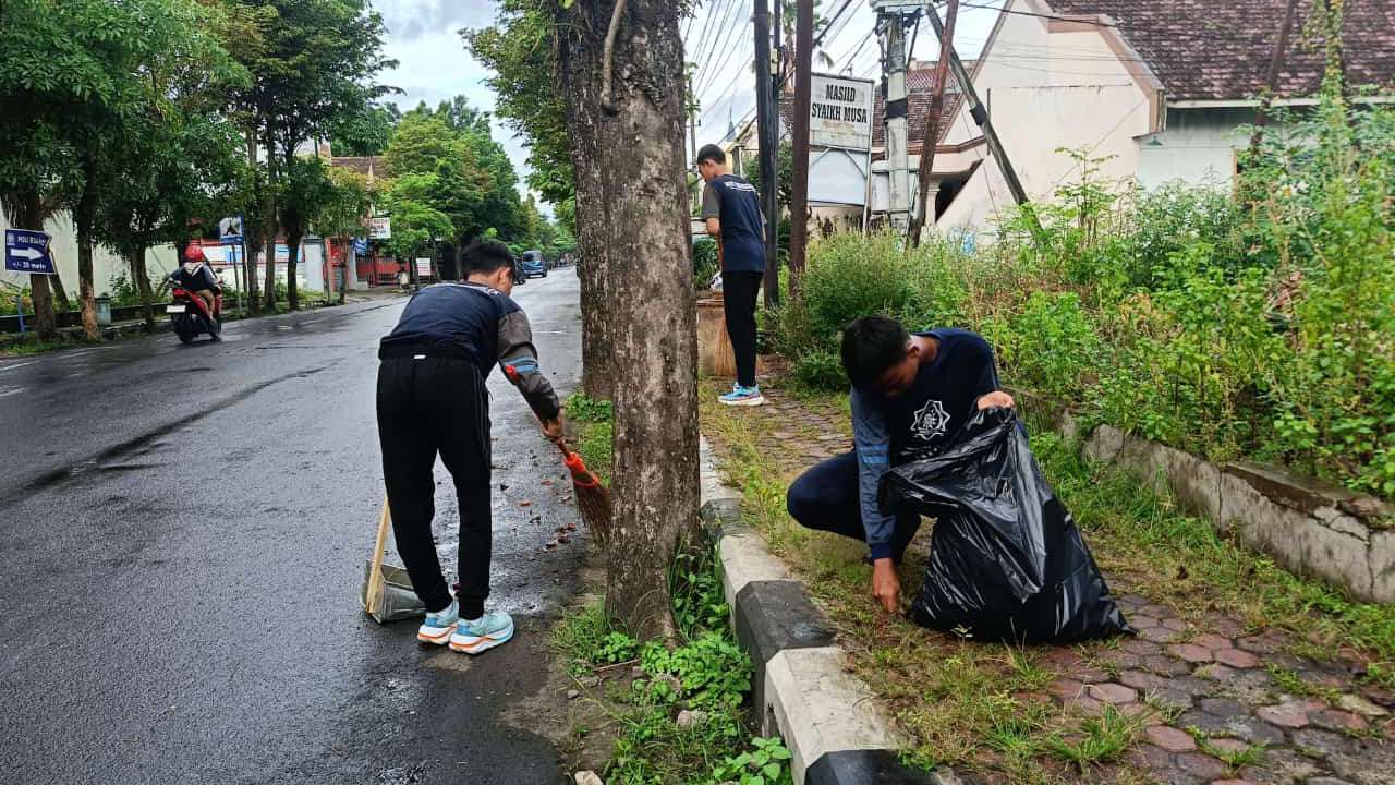 Aksi Dukung Net Zero Carbon, Santri MBS Trenggalek Bersihkan Jalan Raya