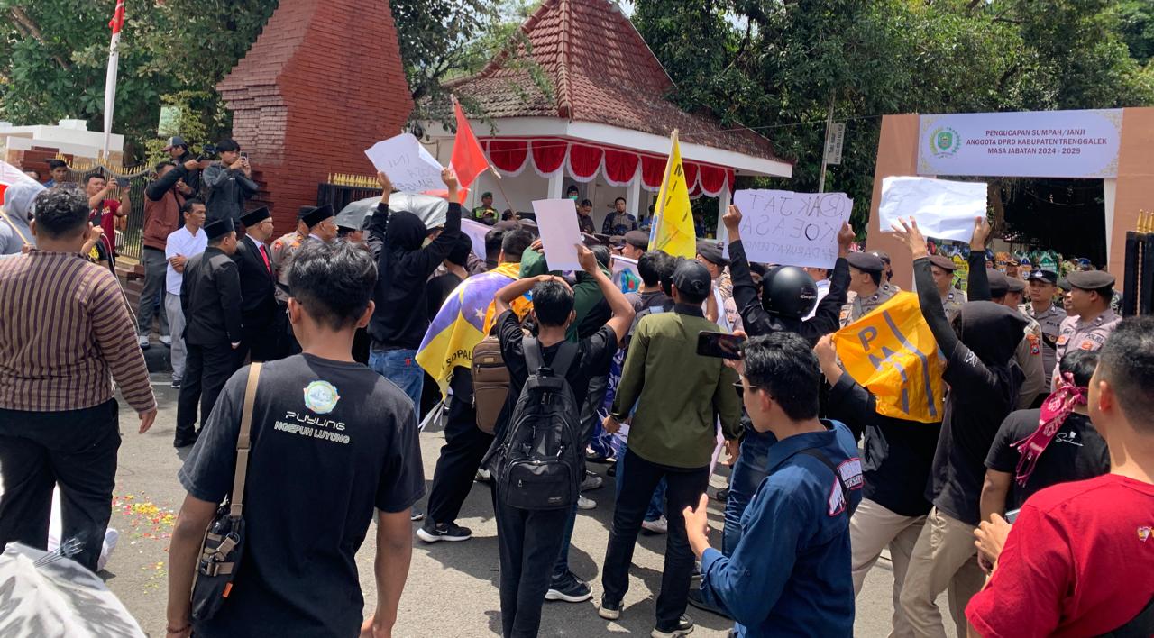 Suasana Demo Mahasiswa di Pelantikan DPRD Trenggalek