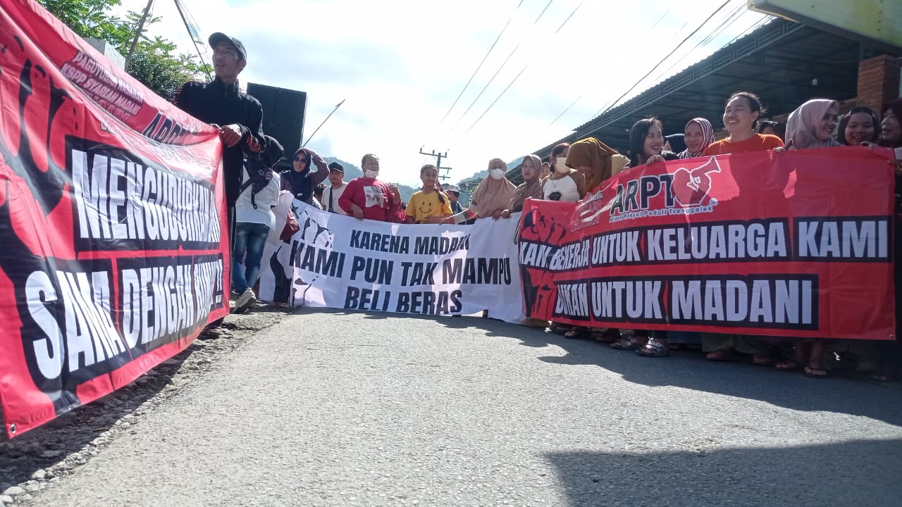 Aksi Lanjutan Anggota Koperasi Madani Trenggalek, Massa Dominan Perempuan Serukan Tuntutan