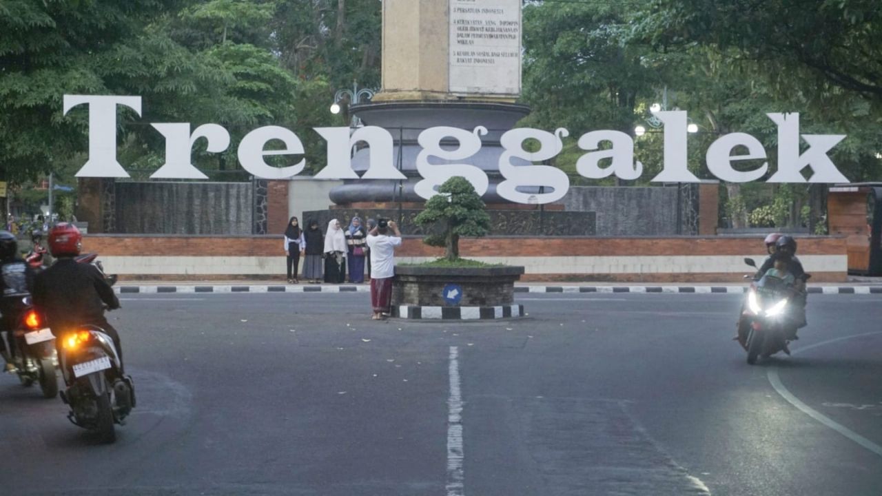 Pedagang Alun-alun Trenggalek Paksa Pengunjung Beli Dagangan, PKPLH Sebut Satpol PP Ndak Bertindak