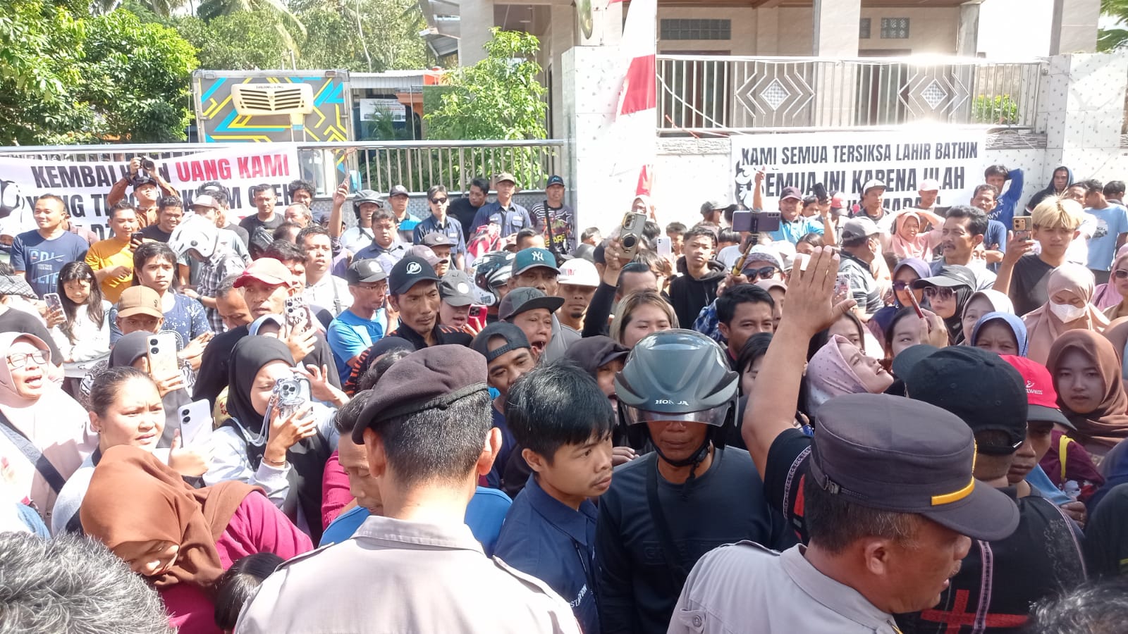 Anggota Koperasi Madani Trenggalek Demo Lagi, Emosi Sempat Memuncak