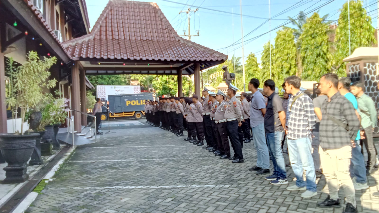Ratusan Polisi Disiagakan, Demonstran Anggota Koperasi Madani Bergerak ke DPRD Trenggalek