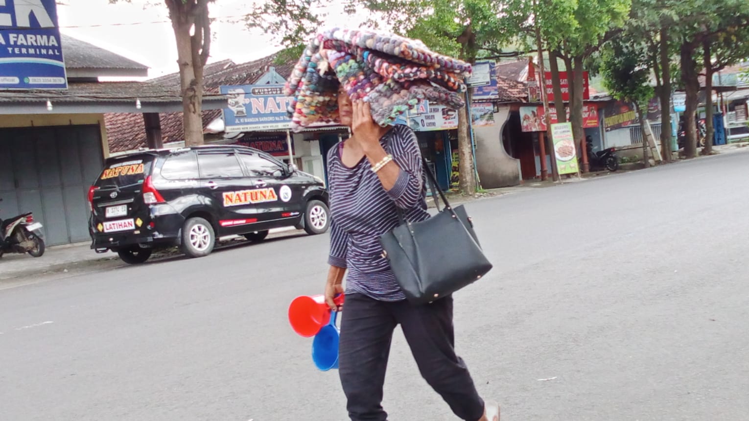 Asmiatun, Perempuan Trenggalek Penjual Keset yang Konsisten Menebar Kebaikan