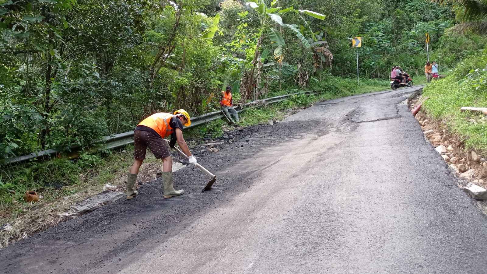 Baru Ditambal, Jalan Alternatif Prigi di Watulimo Aspalnya Terkelupas