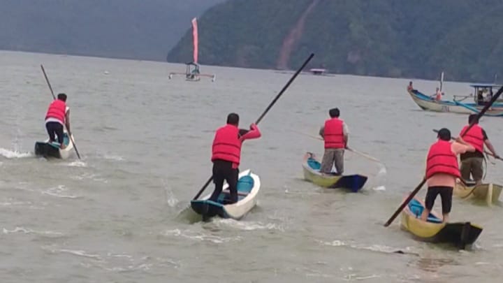 Balap Perahu Meriahkan Larung Sembonyo di Karanggongso, Nelayan Adu Cepat dengan Gaya Unik