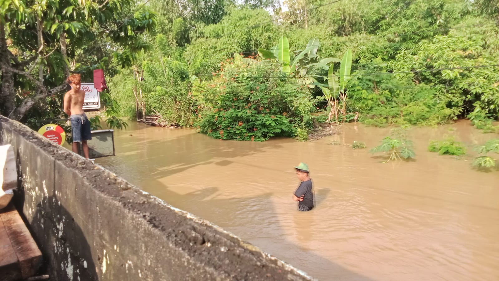 Banjir di Kecamatan Pogalan Tinggi, Warga Bertahan di Atap Rumah
