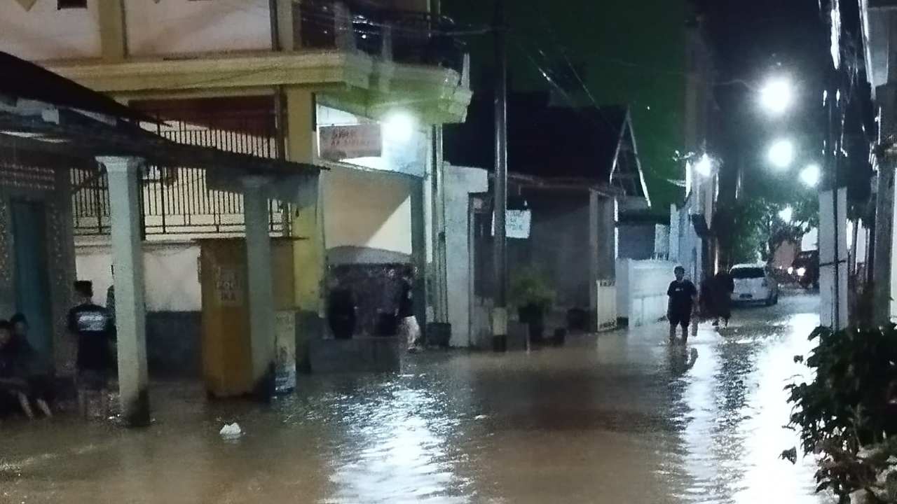 Sungai Ngasinan Mulai Meluap Usai Hujan, Warga Kelutan Trenggalek Siaga