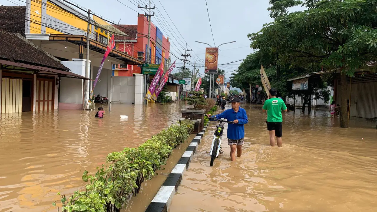 Trenggalek Dikepung Banjir, Akses Jalan Nasional Soekarno-Hatta Lumpuh