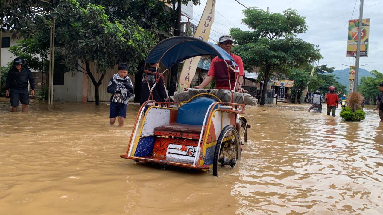 Personil Gabungan Siapkan Dapur Umum untuk Korban Banjir di Trenggalek