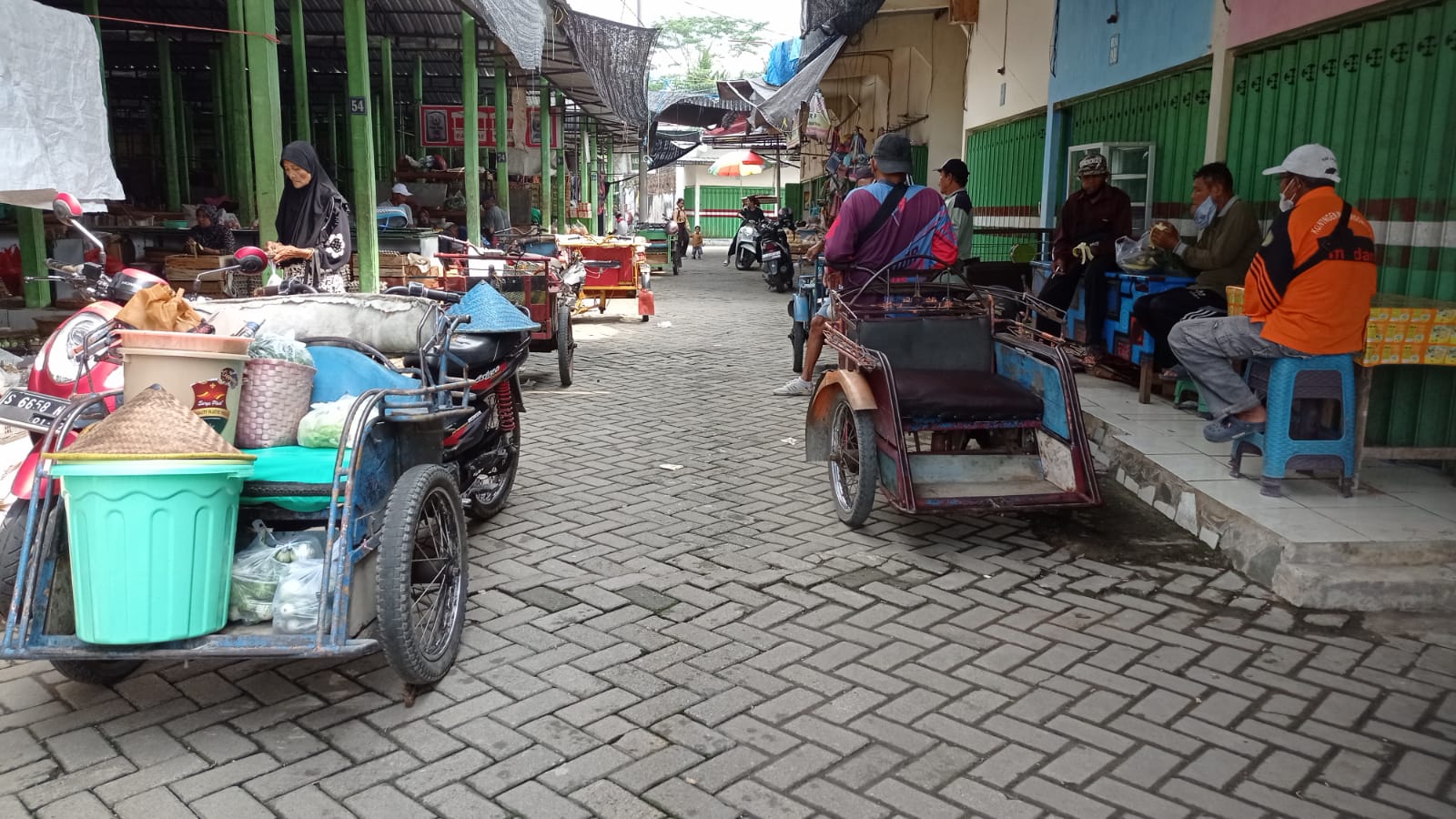 Pengguna Jasa Becak Motor Sepi, Pengemudi di Pasar Prigi Alih Profesi Tambahan