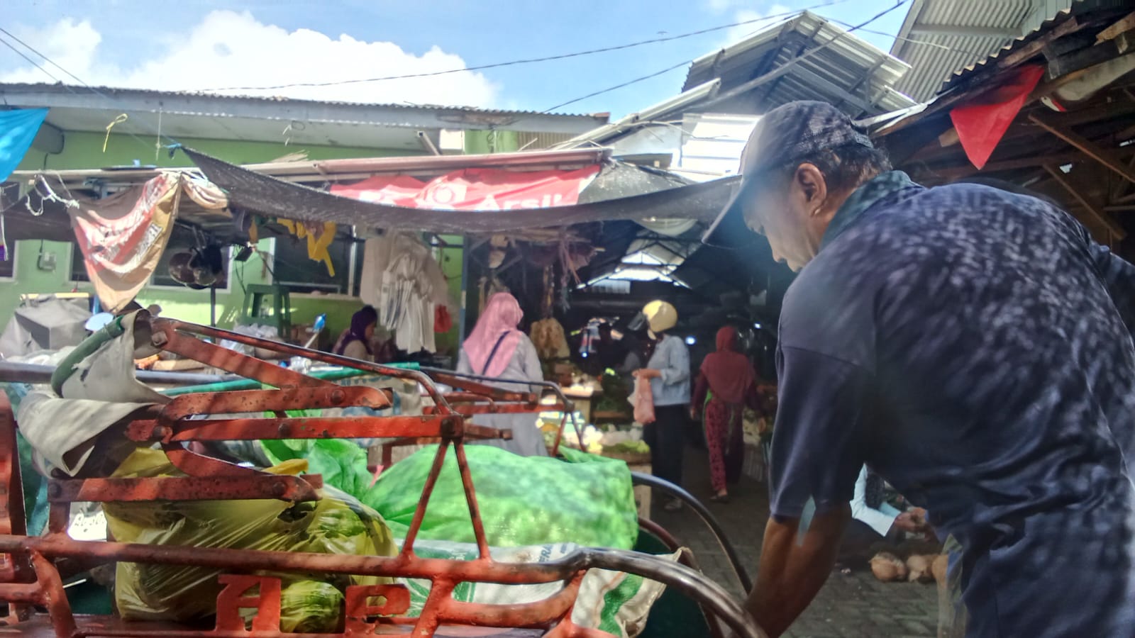 Nur Kamad, Buruh Panggul Pasar Trenggalek yang Setia Menghidupi Keluarga