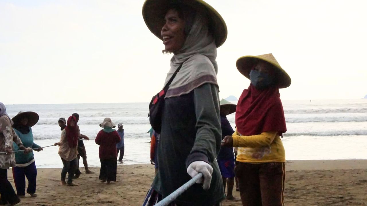 Kisah Buruh Jaring Tarik Pantai Prigi, Menantang Ombak Demi Rezeki