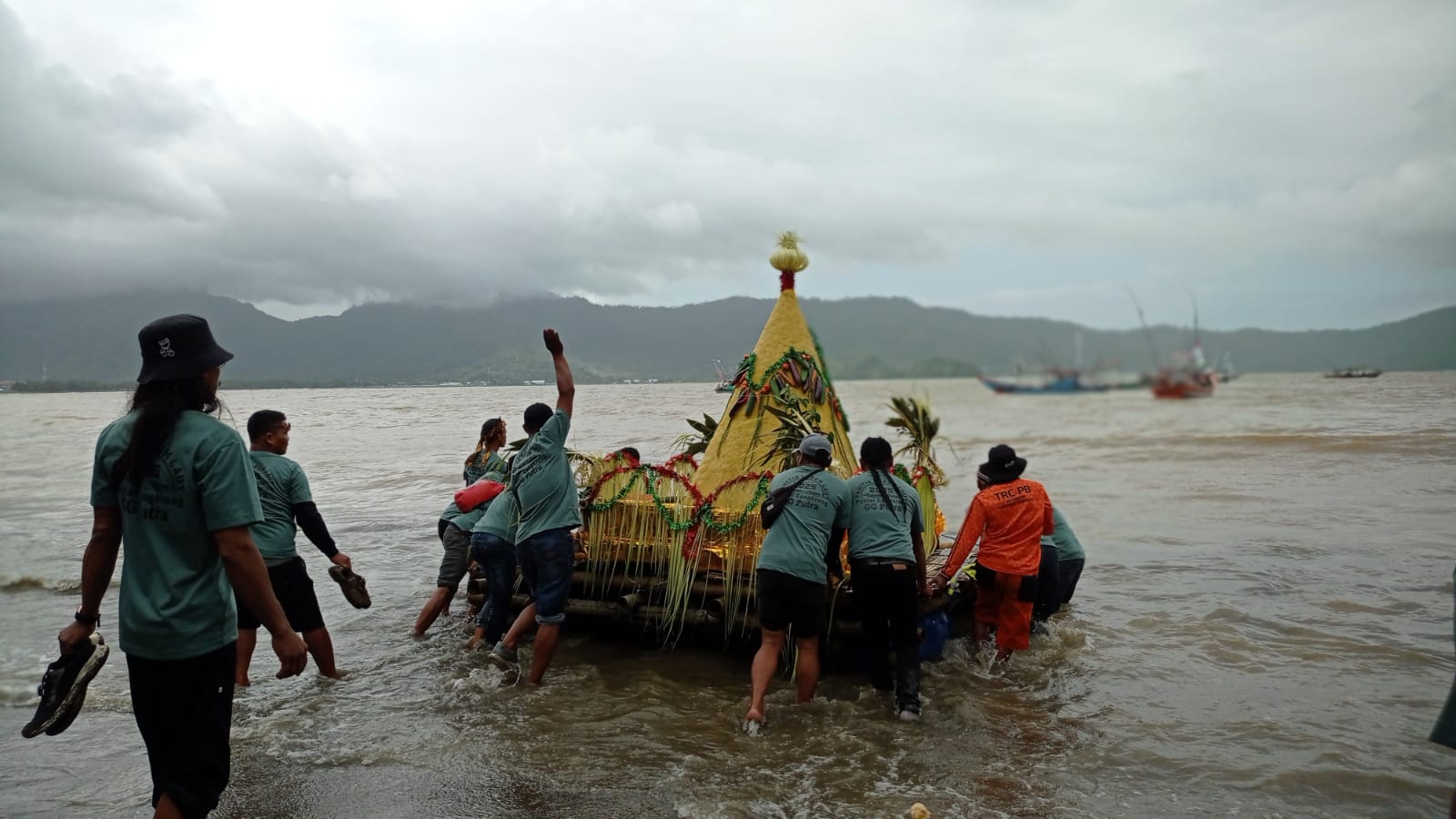 Diguyur Cuaca Buruk, Larung Sembonyo di Pantai Cengkrong Trenggalek Tetap Ramai