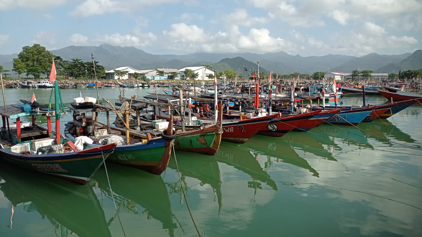 Dua Pekan Nelayan Trenggalek Tak Melaut: Tidak Ada Ikan, Ombak Terlalu Besar