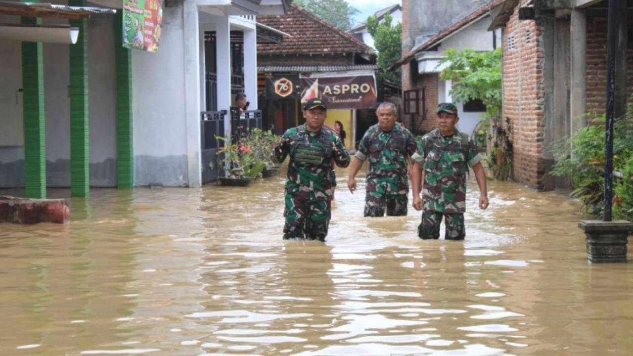 dandim-0806-tinjau-banjir-trenggalek